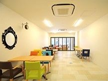 テーブルが複数並んだ喫茶スペース。おしゃれなカフェのような雰囲気。