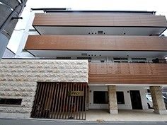 ブラウンを基調とした建物。どっしりとしたたたずまいでベランダもついている。