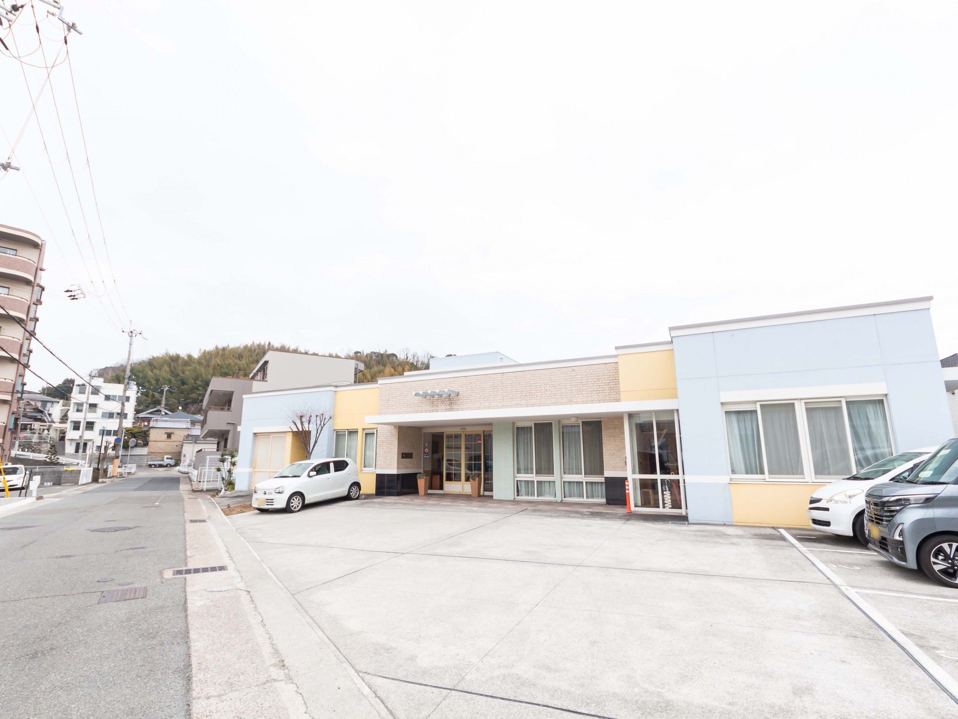 広い駐車場のある建物