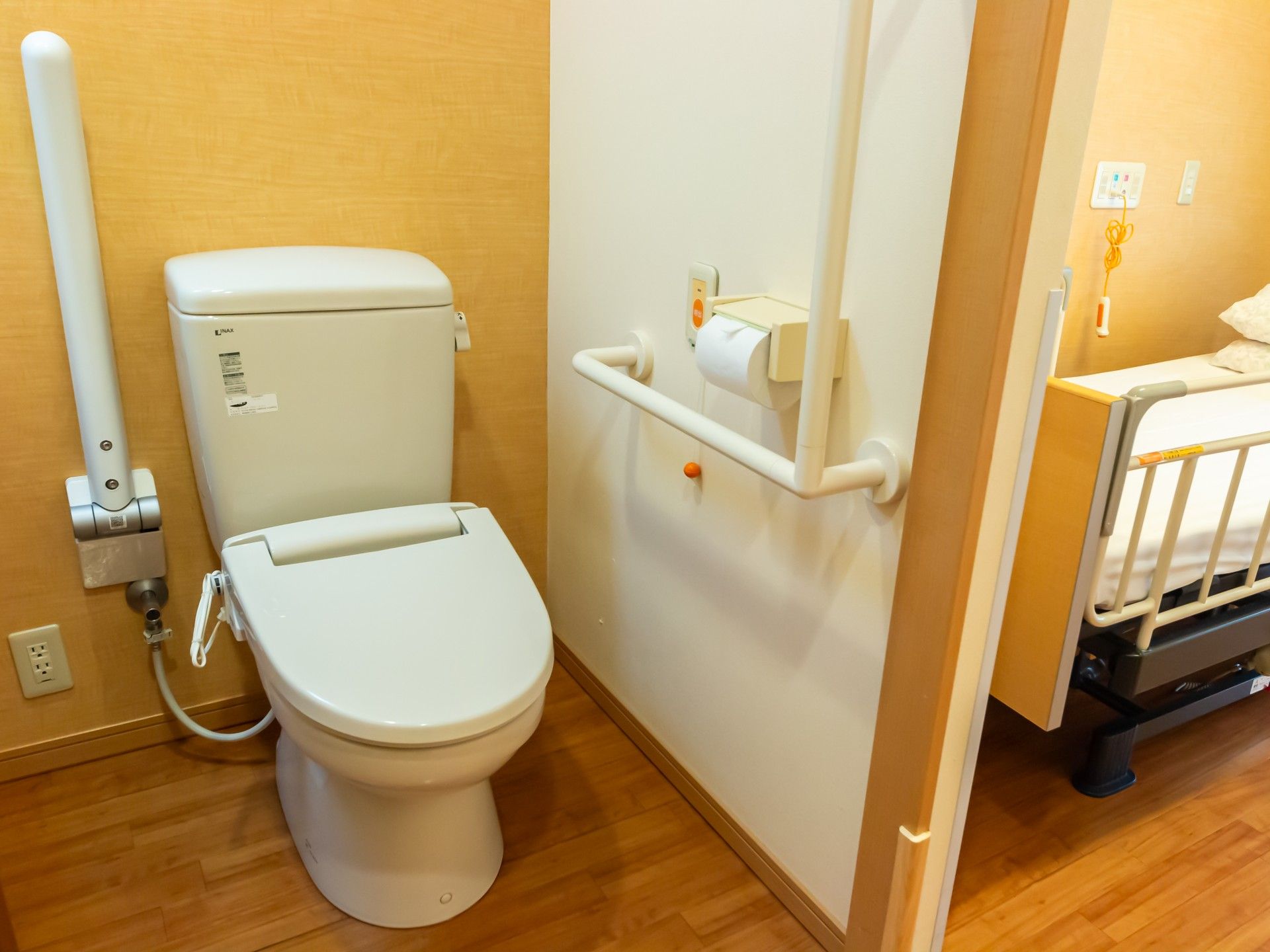 手すり付きのトイレ