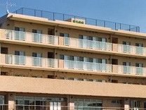 三階建ての建物外観