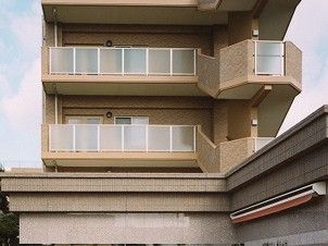 バルコニー付きの建物外観