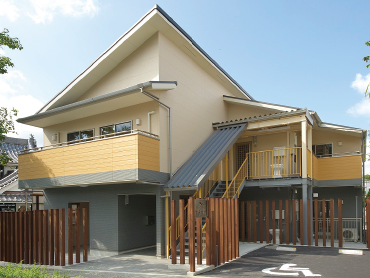 二階建ての建物外観
