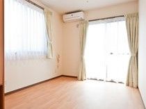エアコン付きの部屋には大きな窓があり、明るく清潔感がある。