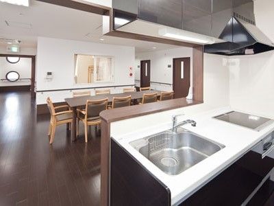 ブラウン系でまとめられた食堂。ダイニングテーブルの周りには余計なものが置かれていない清潔感あふれるスペース。