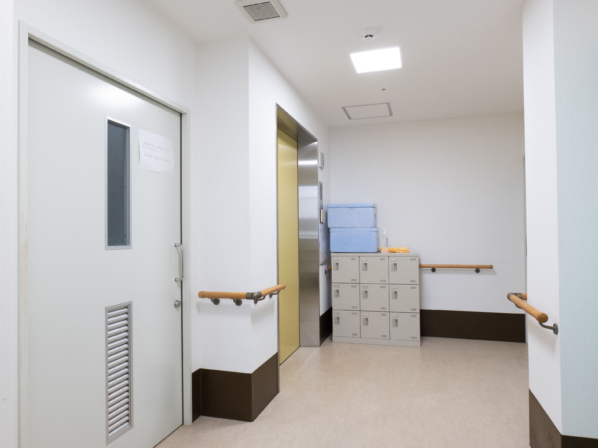 スライド式扉を採用した廊下