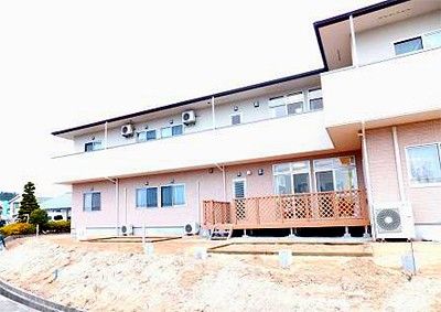明るい外観の建物