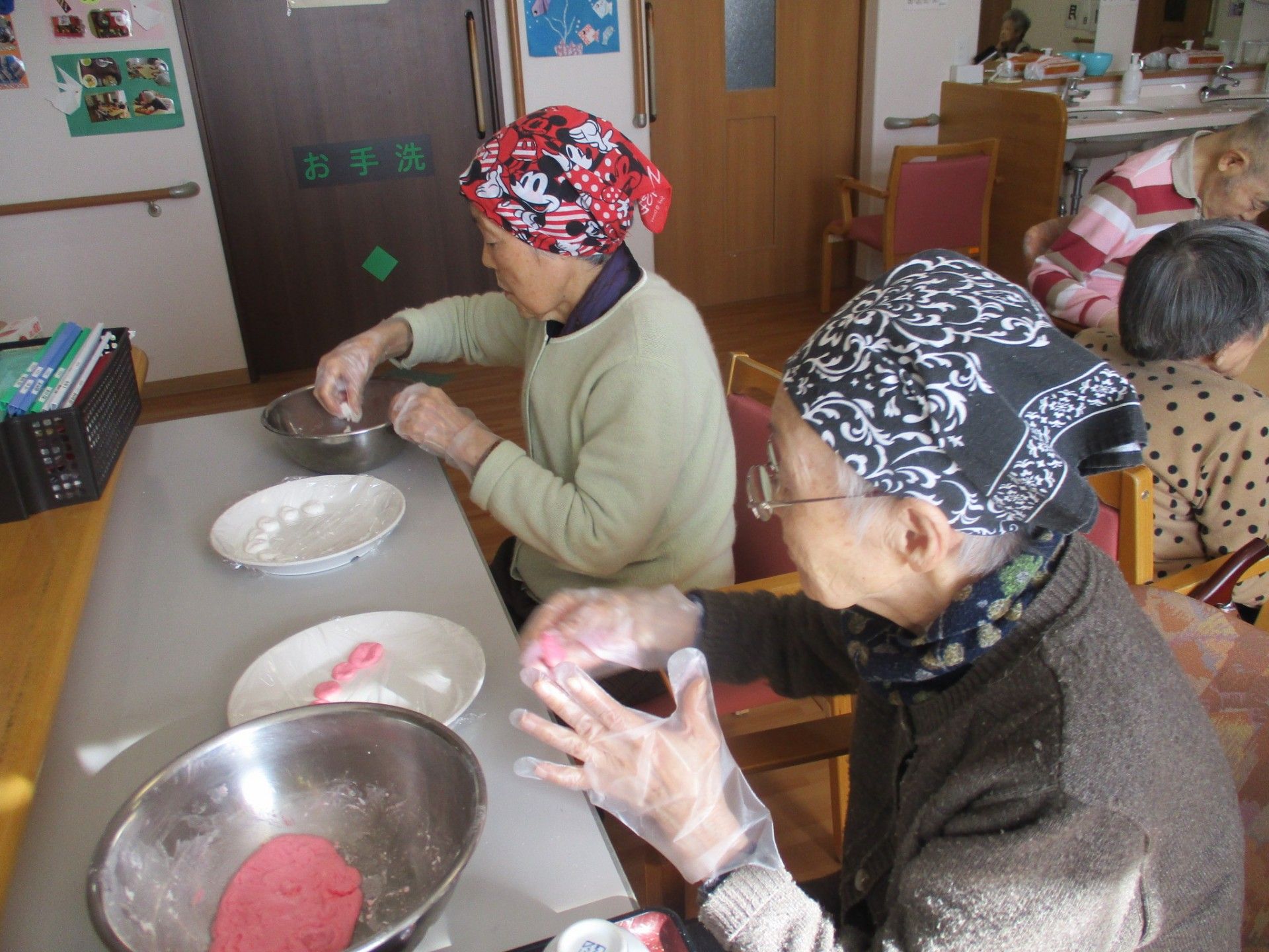 手作業を楽しむ高齢者たち
