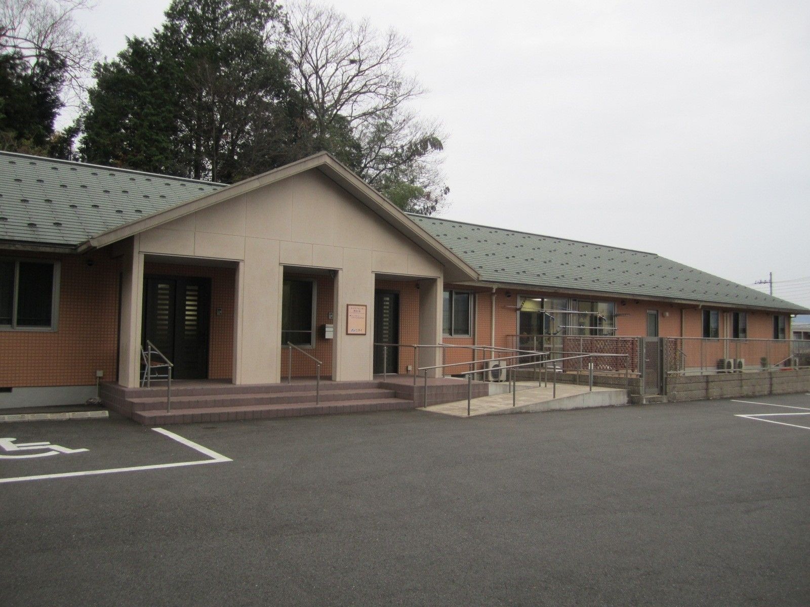 ゆったりとした施設の外観