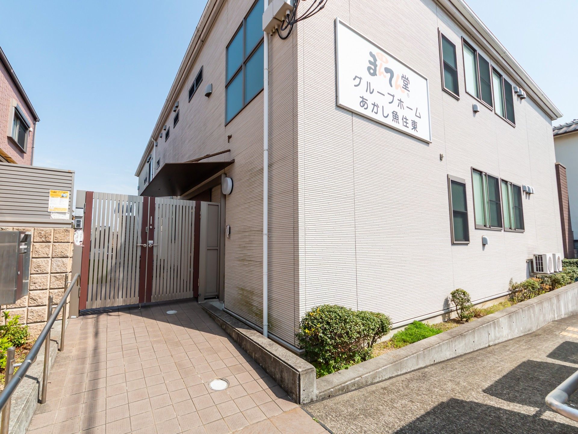 入口のある建物外観