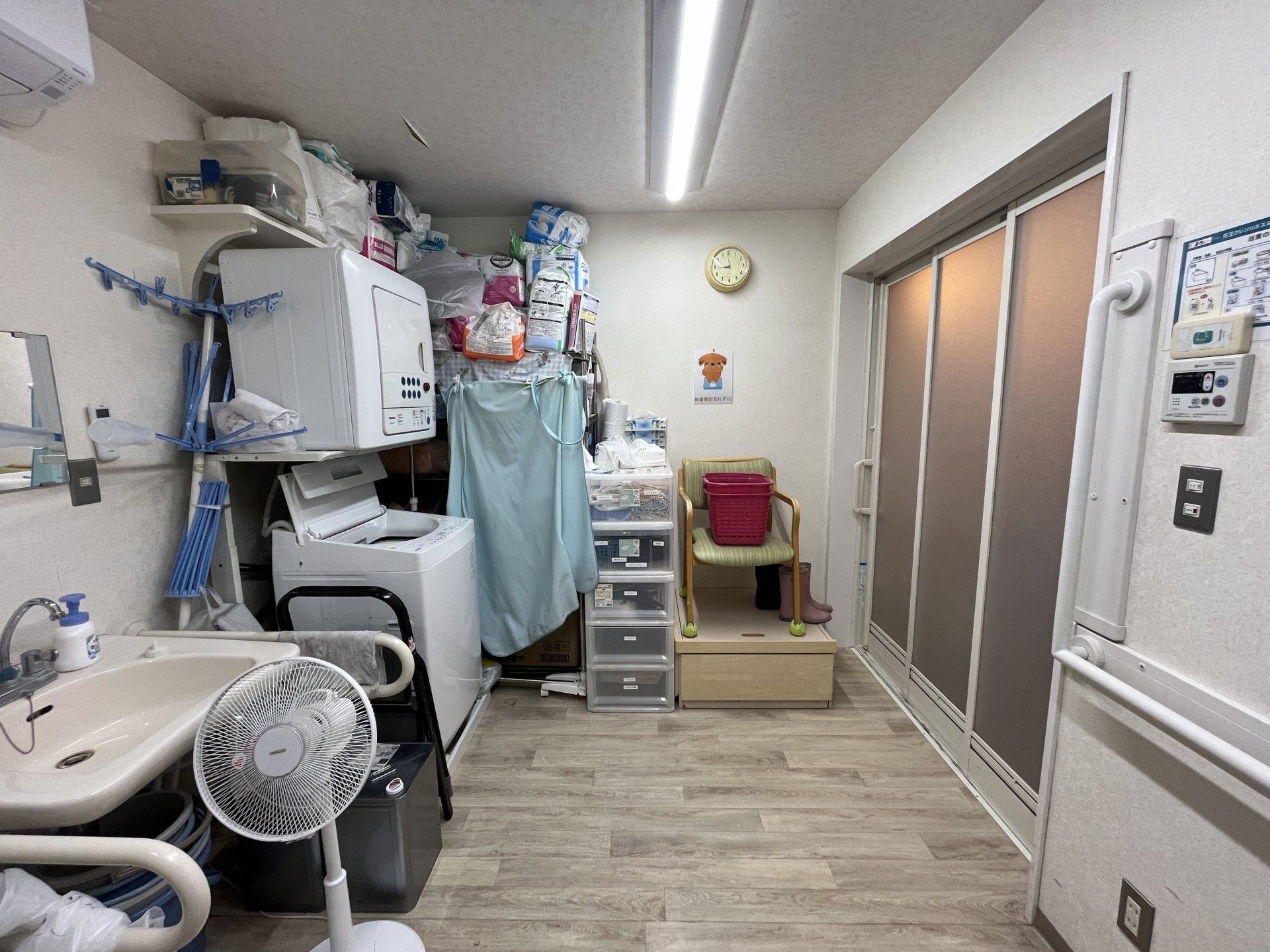 洗濯機と収納棚の部屋