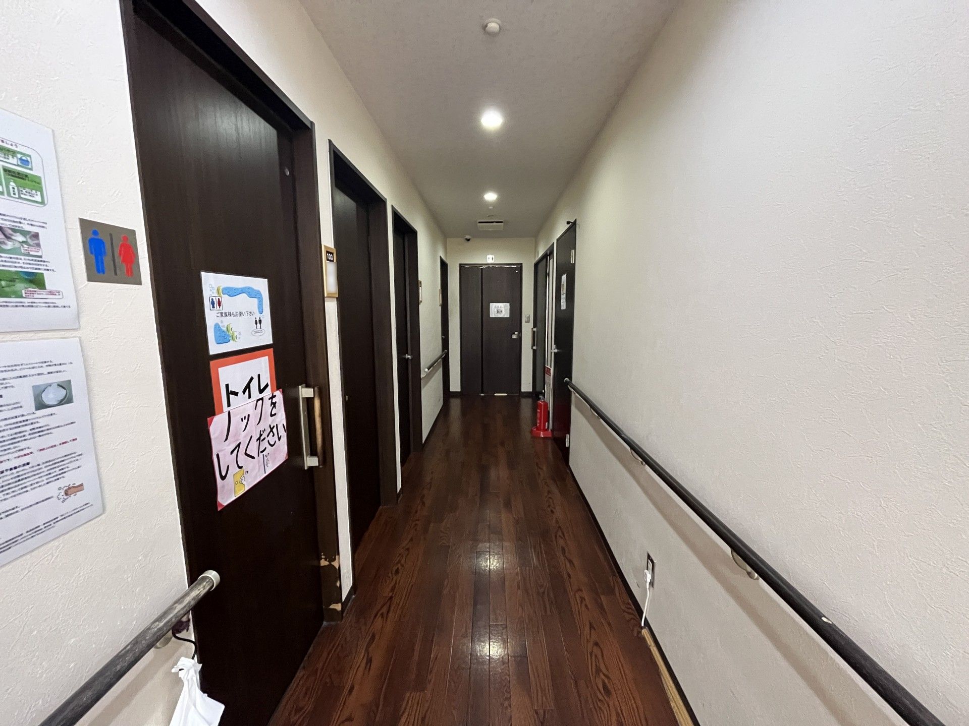 安全な手すり付き廊下
