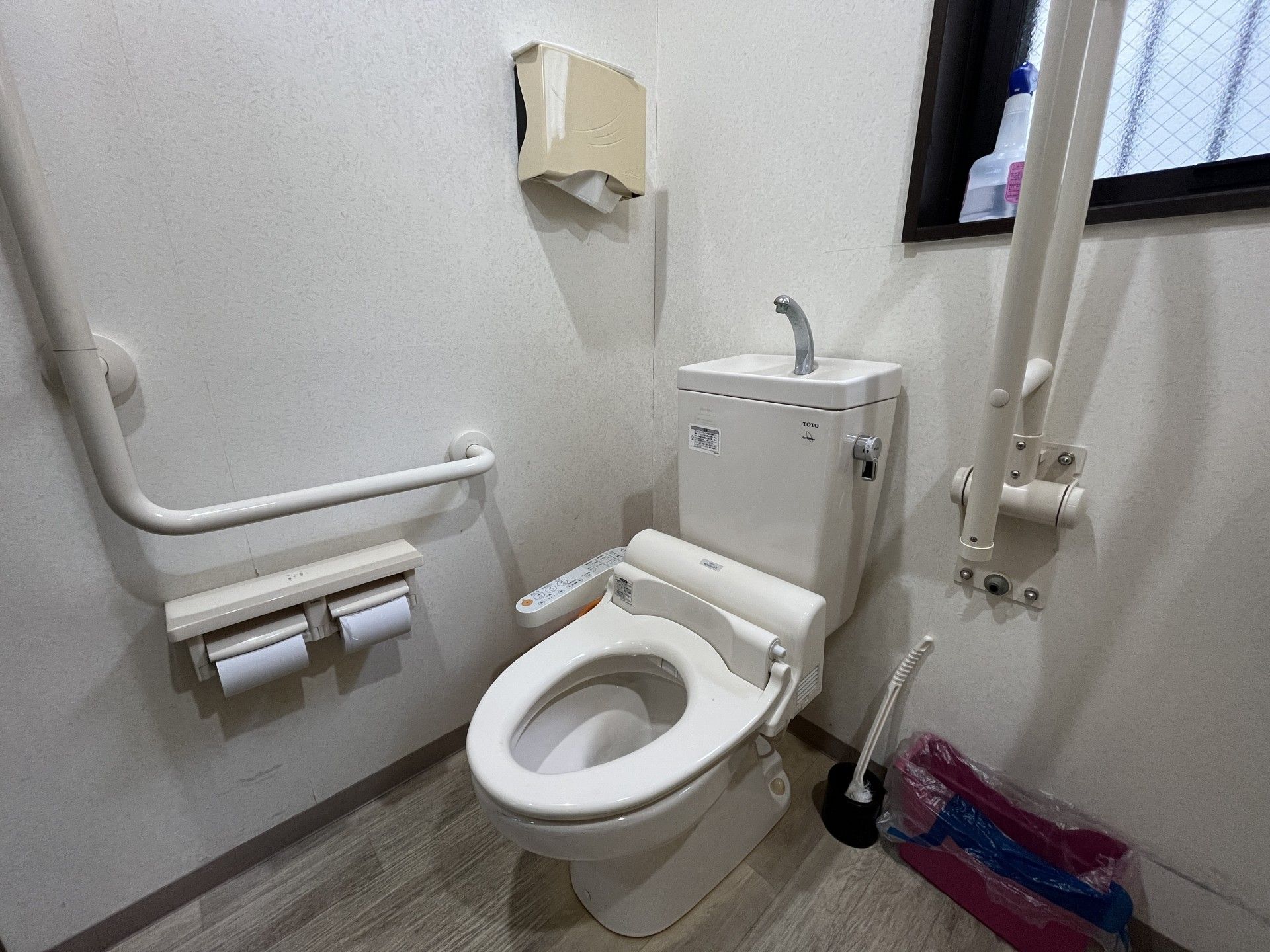 手すり付きのトイレ