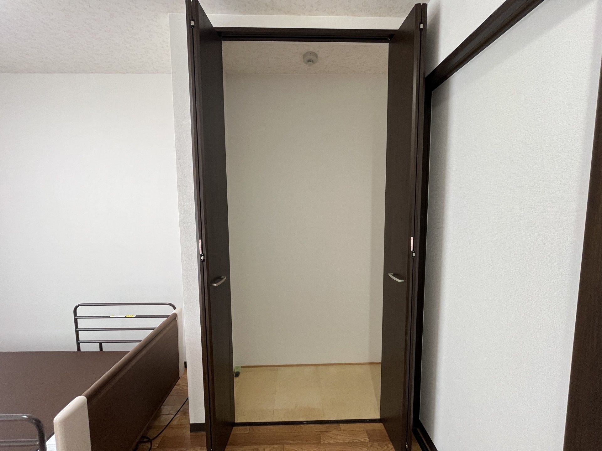 落ち着いた色調の居室