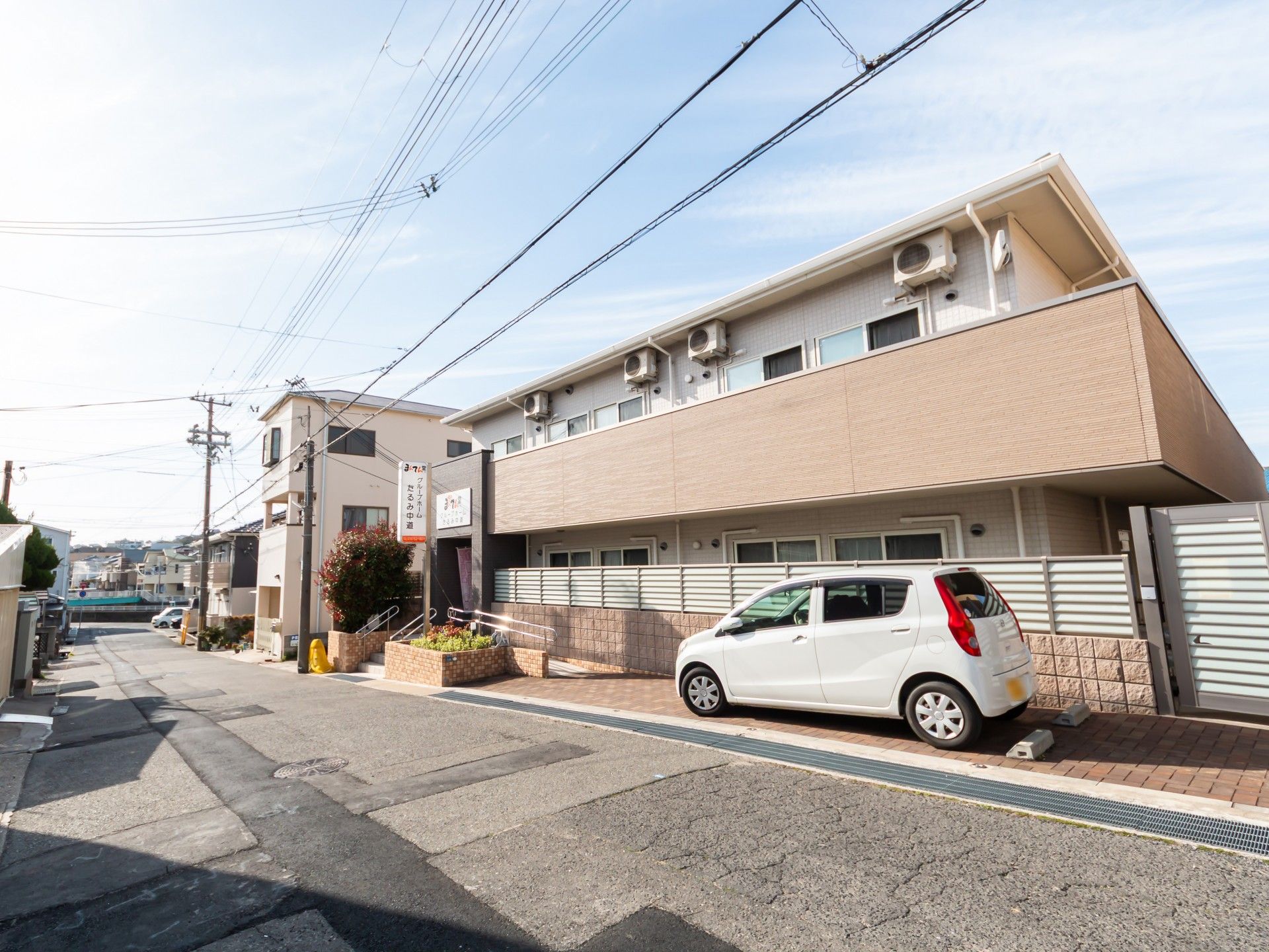静かな住宅街の建物外観