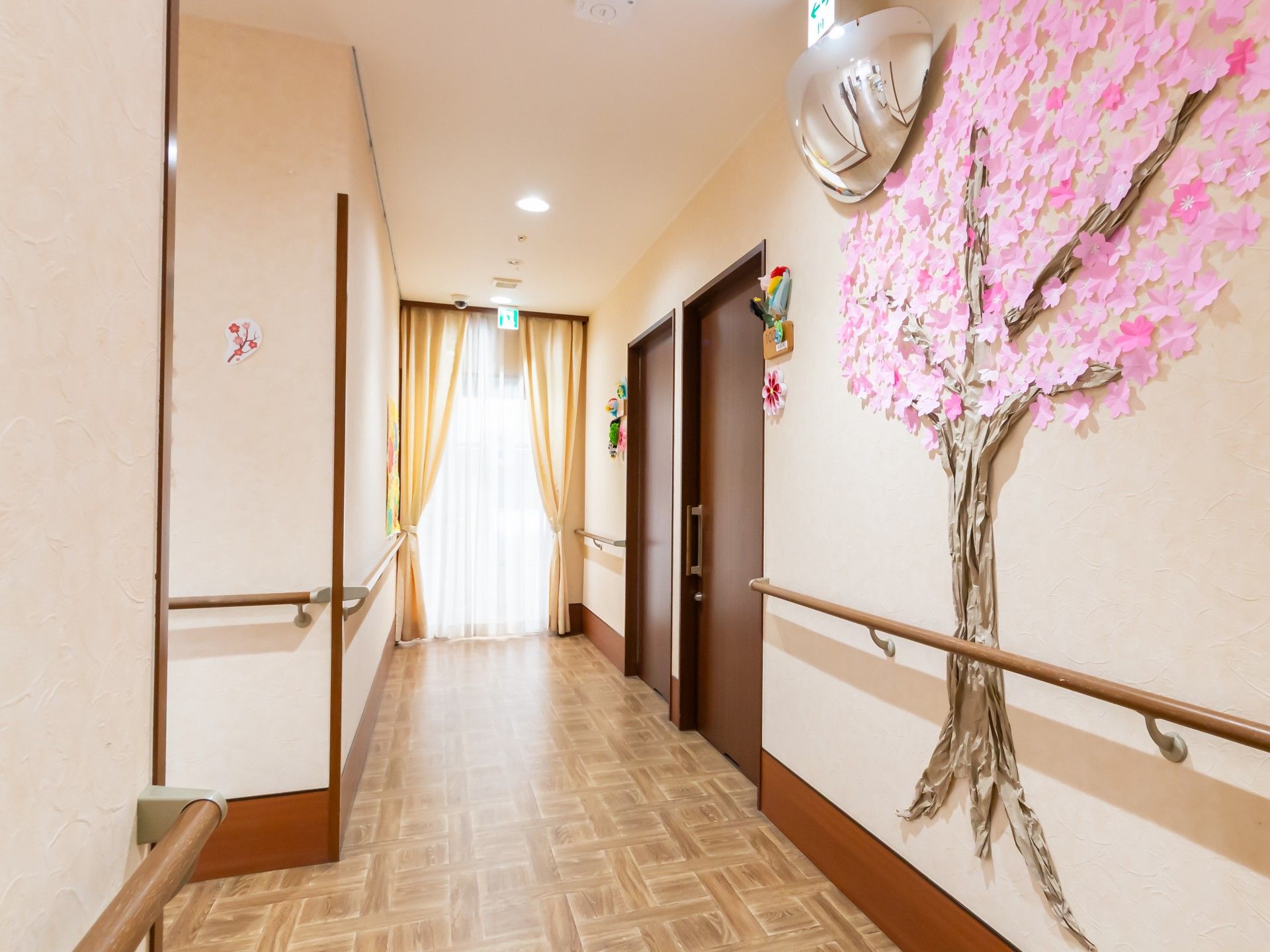 桜の装飾がある廊下