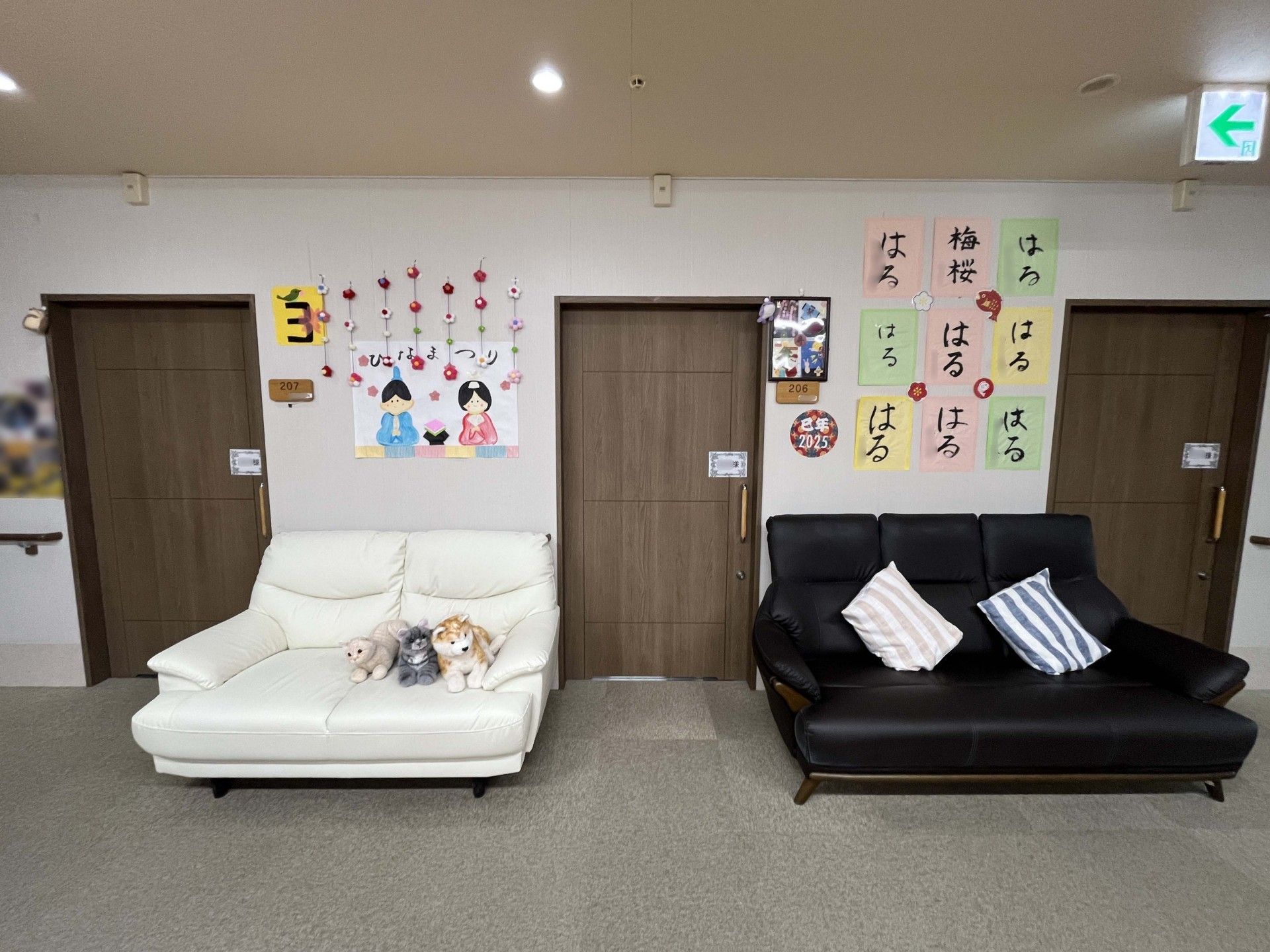 ぬいぐるみが置かれたソファ