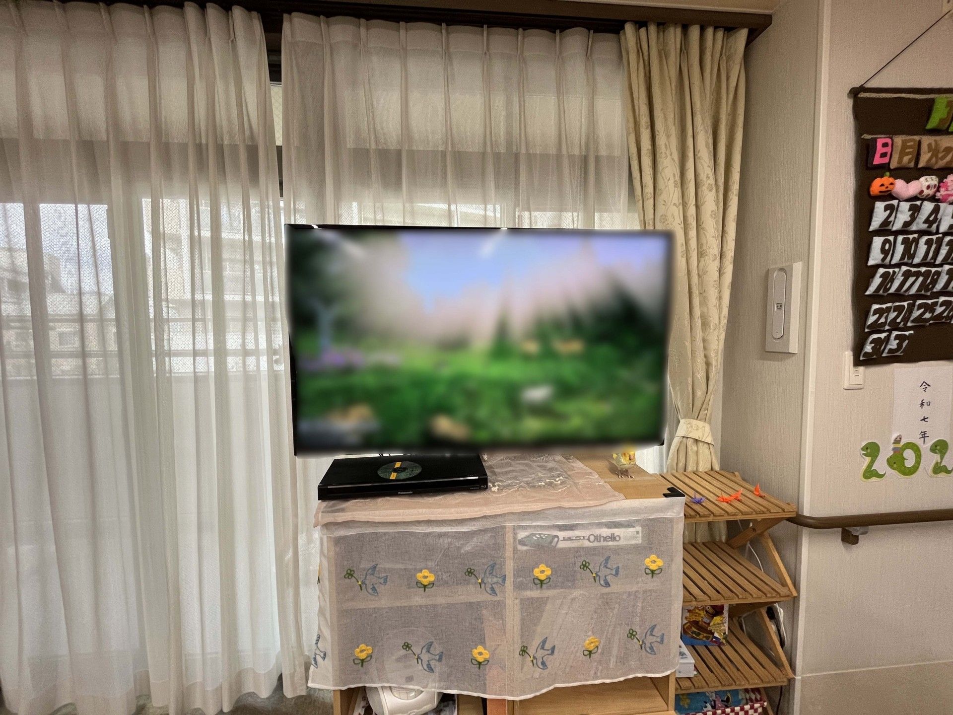 テレビとカレンダーのある部屋
