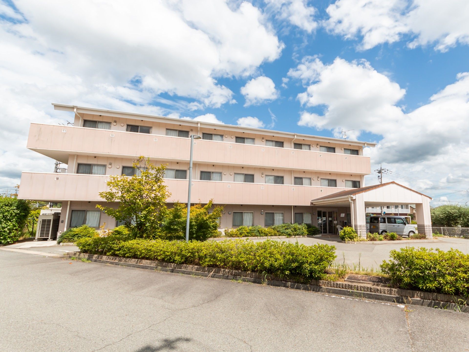 ゆったりとした外観の建物
