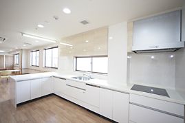 明るく清潔な共用キッチン
