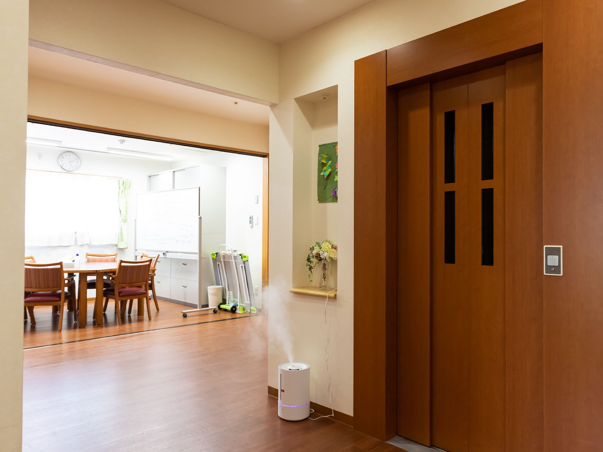 車いすの方が通りやすいように乗降口の幅が広く設計されたエレベーター