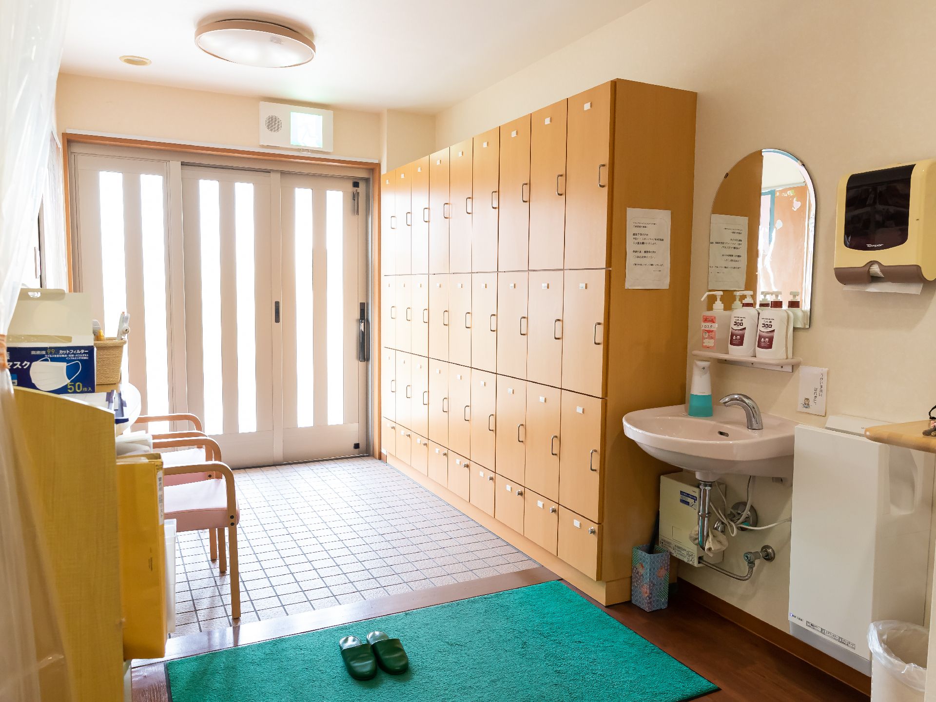 バリアフリー化されて段差が一切なく、手洗い用の洗面台が置かれている玄関