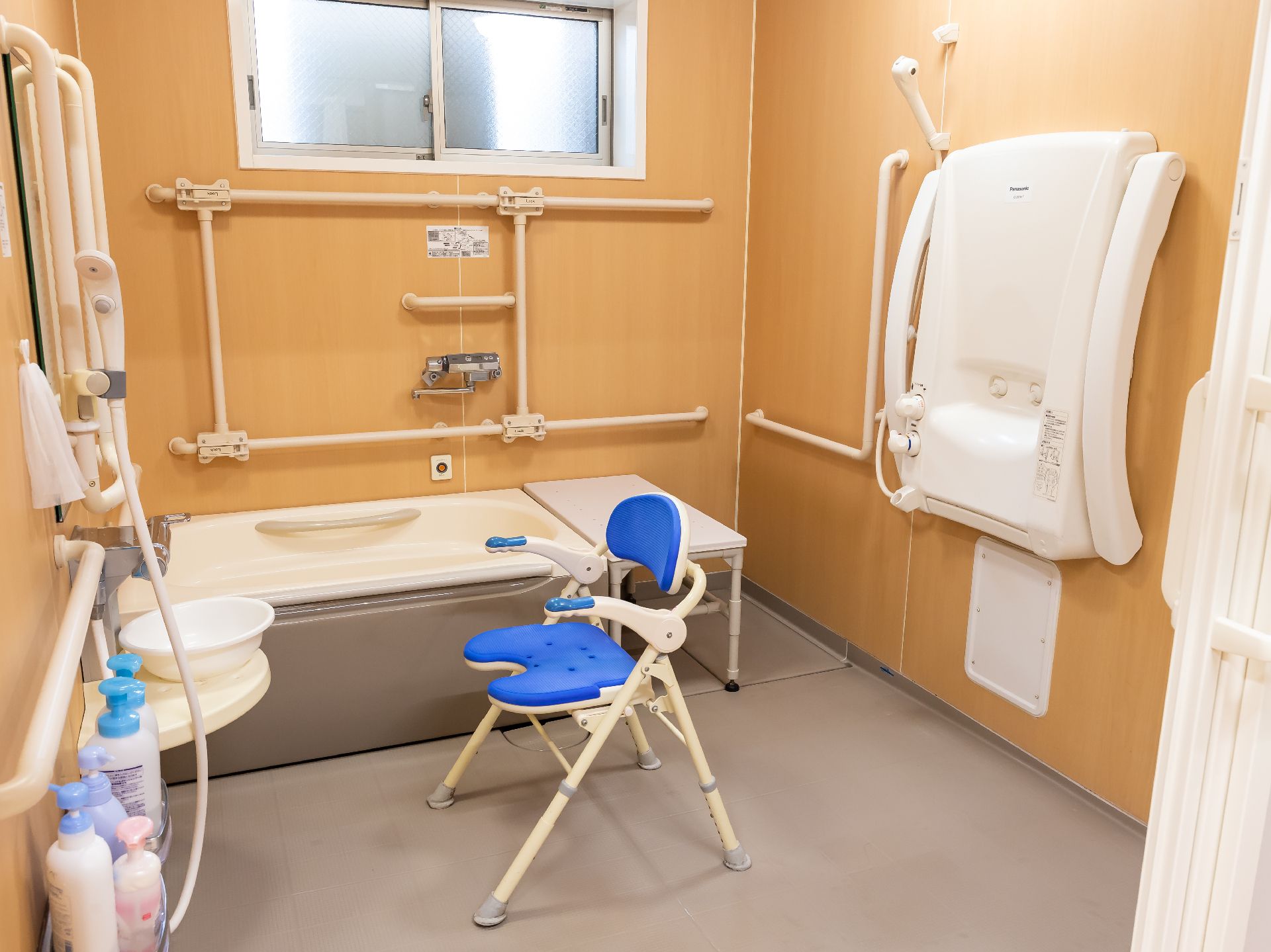 バリアフリー化され、転倒防止のための手すりが設置されている浴室