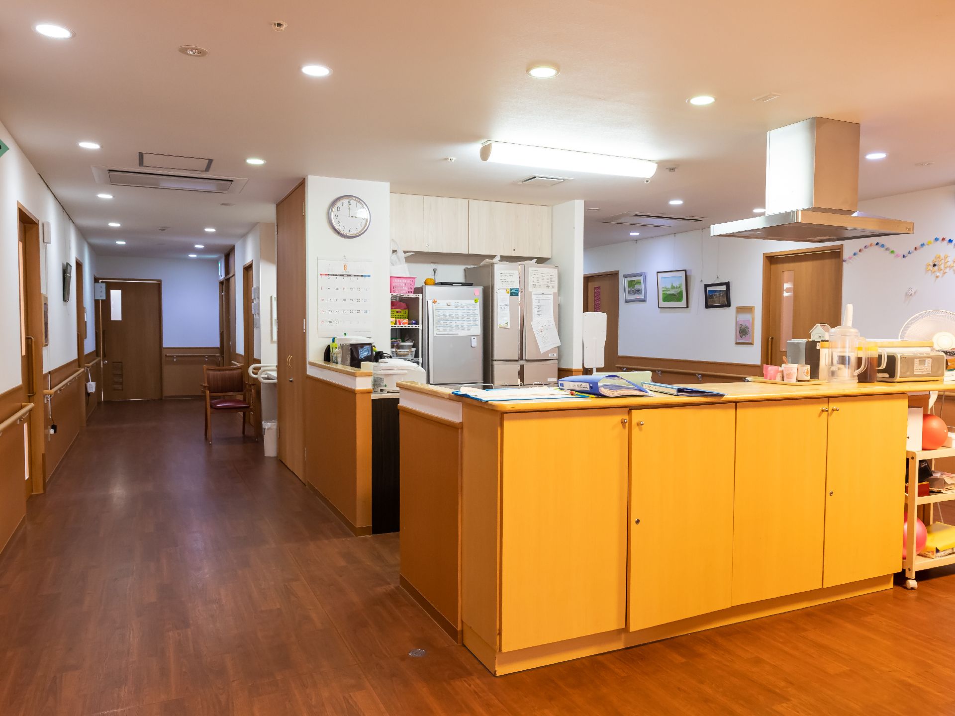 キッチン部分も含めてすべてバリアフリー化されている廊下