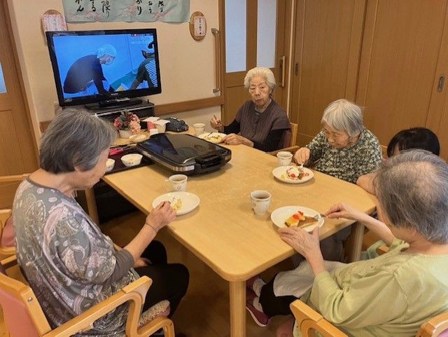 共有ダイニングでの食事風景