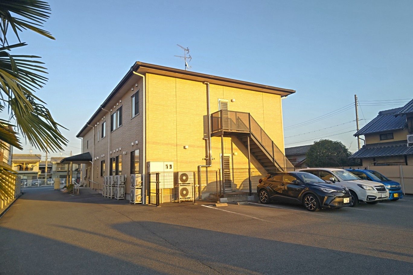 夕暮れ時の建物外観
