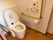 トイレは、暖房洗浄機能つきの便座である。壁には緊急呼び出しボタンが設置されている。可動式の手すりがついている。