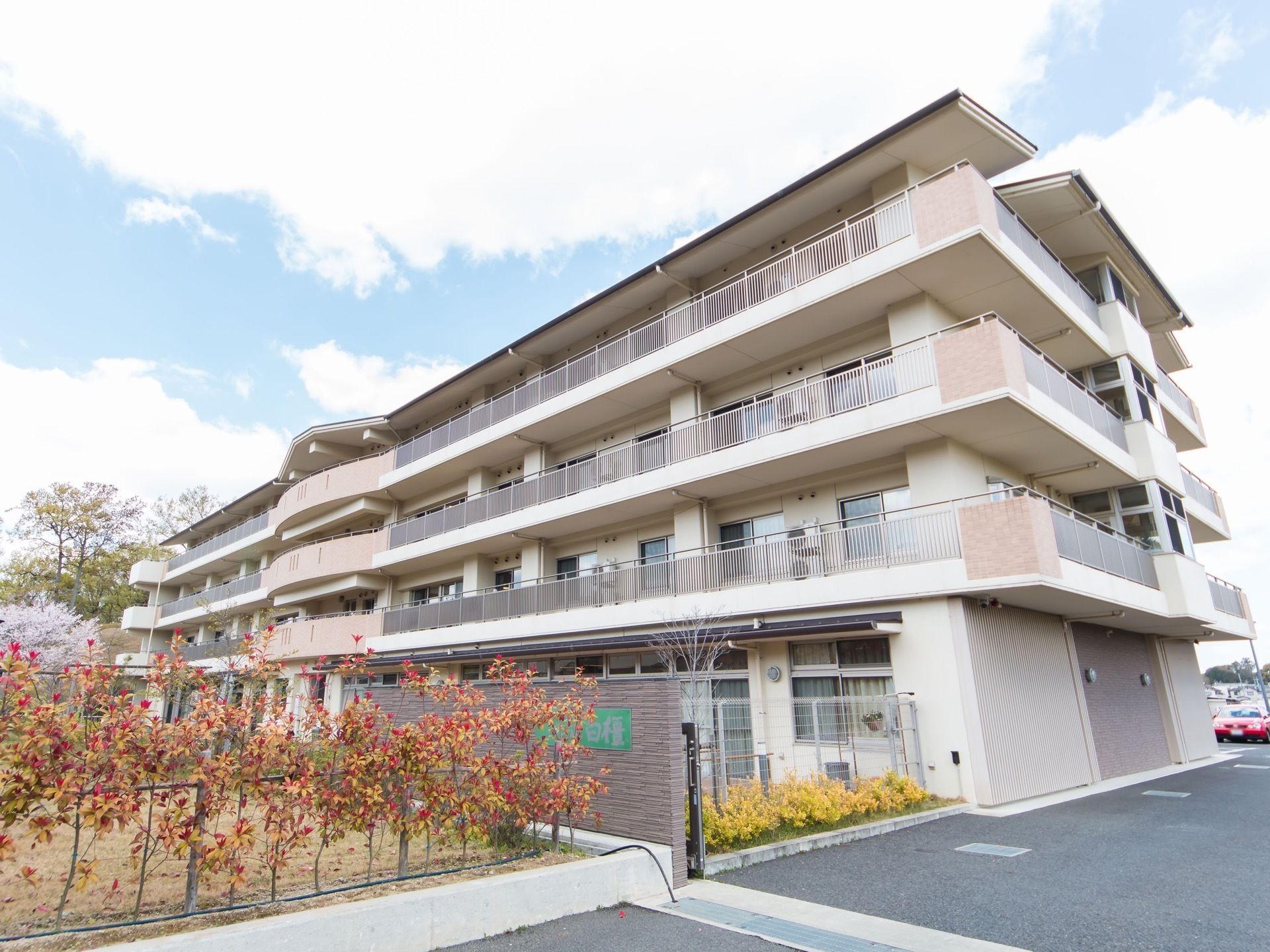 横に長い構造の４階建ての施設である。のどかな場所に立地していて、敷地の周りには、芝生や桜、木々などが生えている。