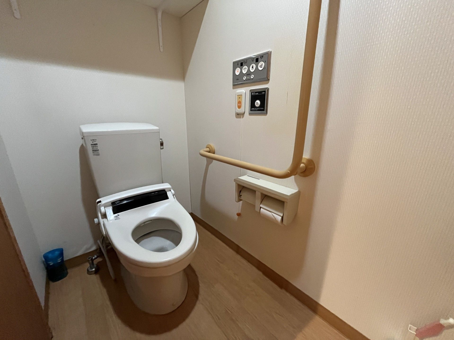 手すり付きのトイレ