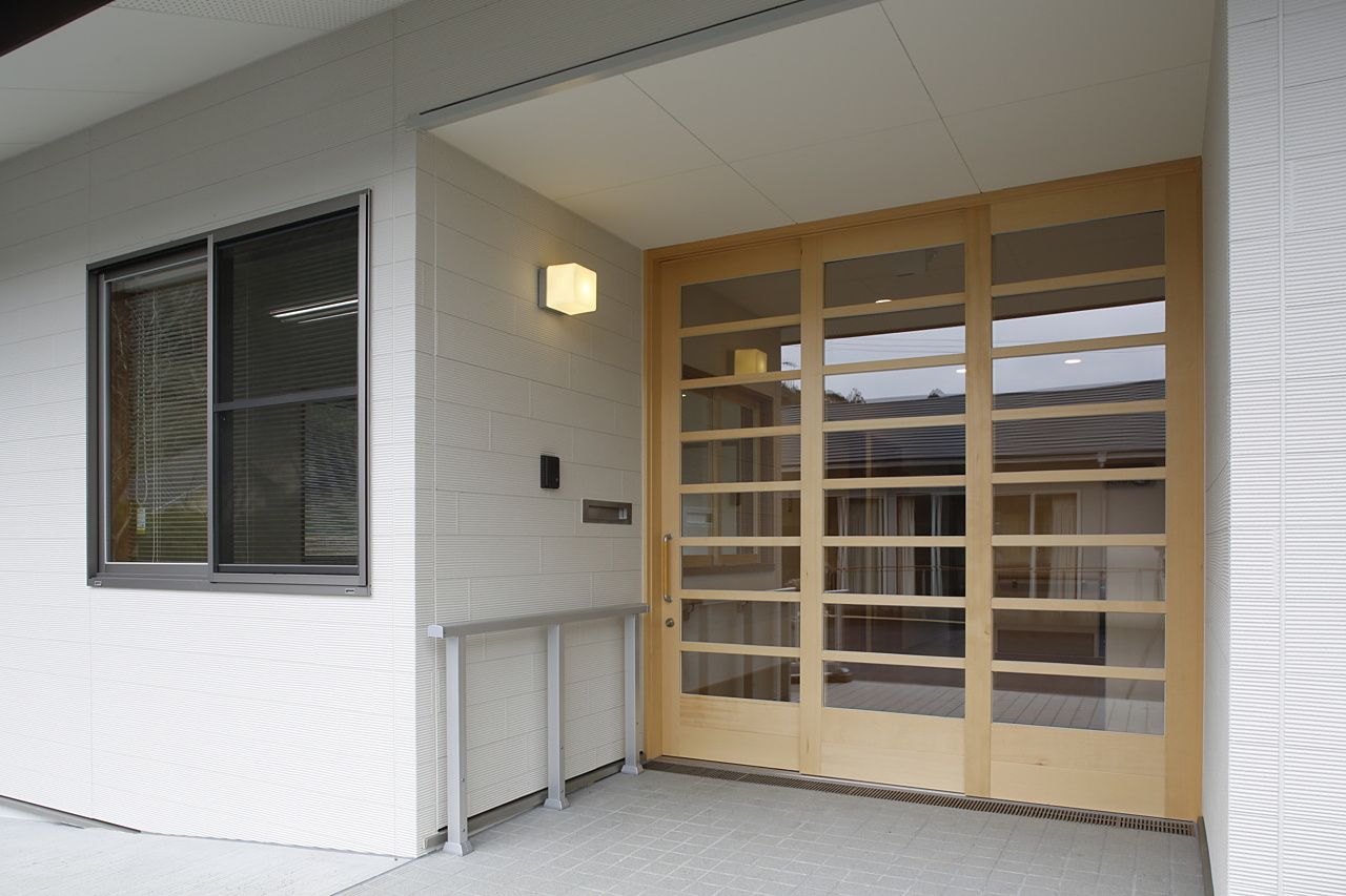 明るい入口の施設外観