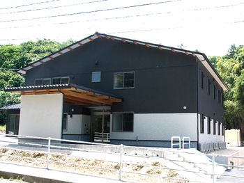 新築そうな建物の外観