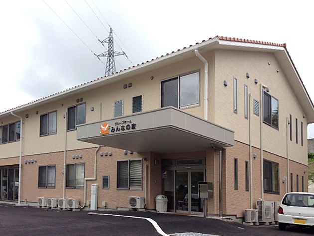 明るい外観の建物