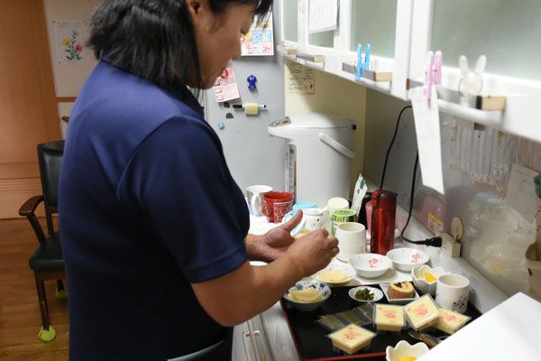 ケアワーカーの食事準備