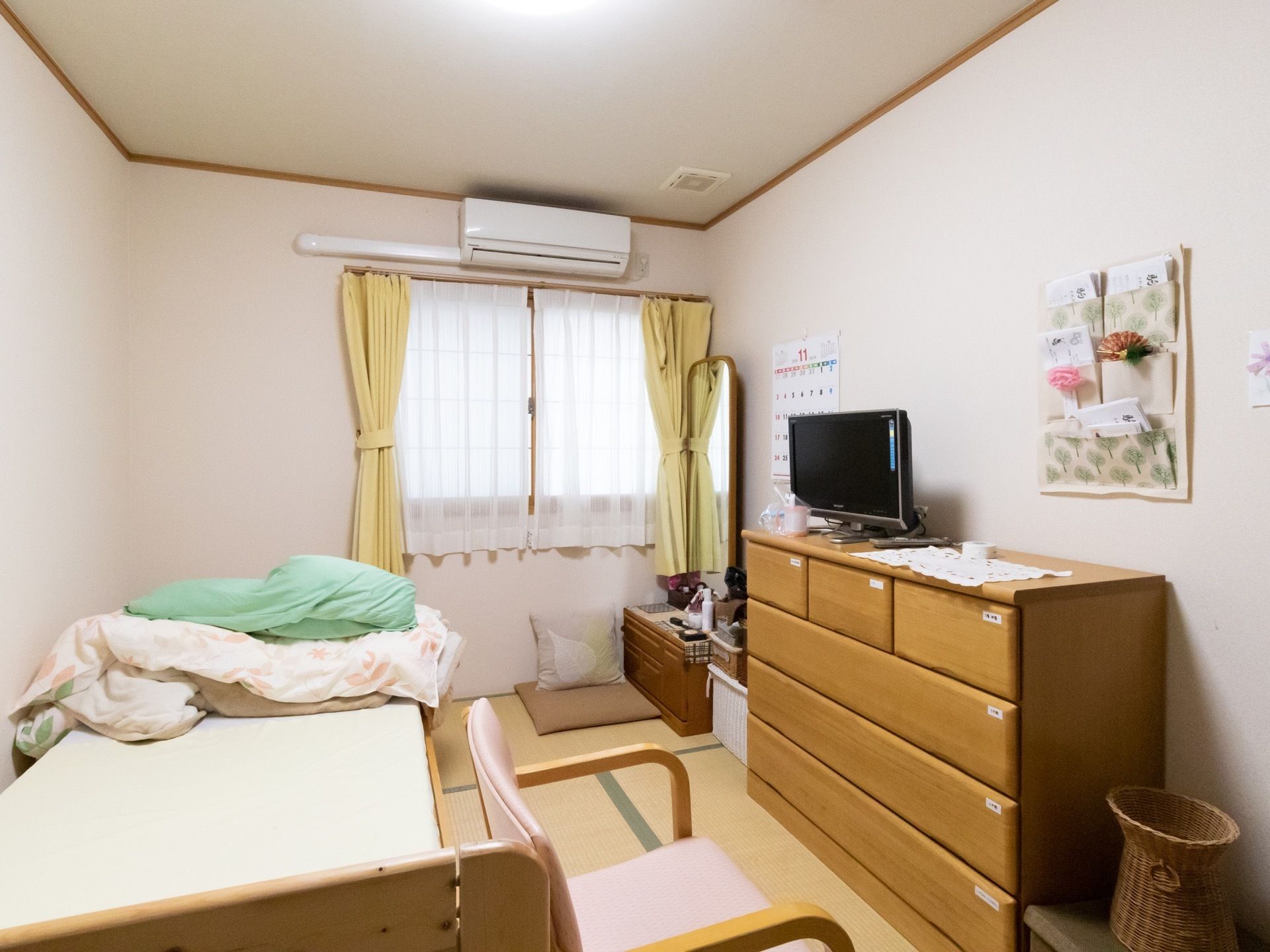 居室の床は畳である。壁にはカレンダーなど気軽に飾ることができる。エアコンが完備されている。窓があるので気軽に室内換気ができる。