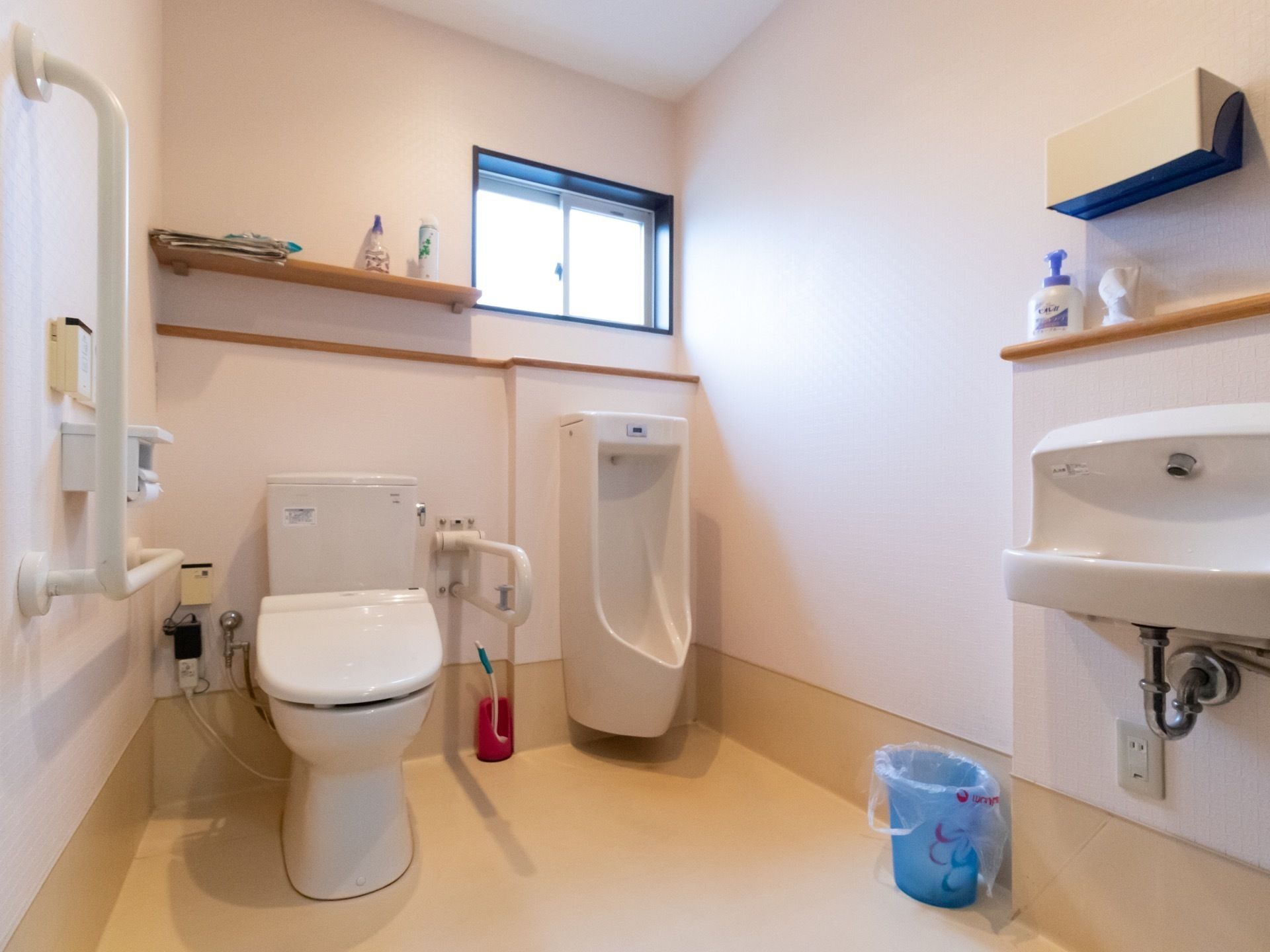 トイレには洋式だけでなく男性用の便器も完備されている。小窓があるので気軽に換気できる。手すりが完備されている。