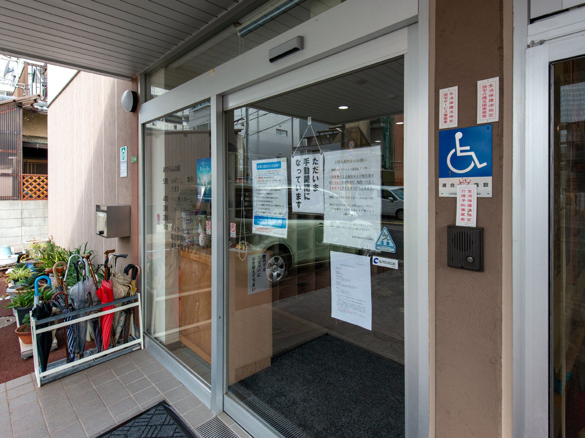 引き戸で段差が解消され、車椅子の方でも出入りしやすい玄関