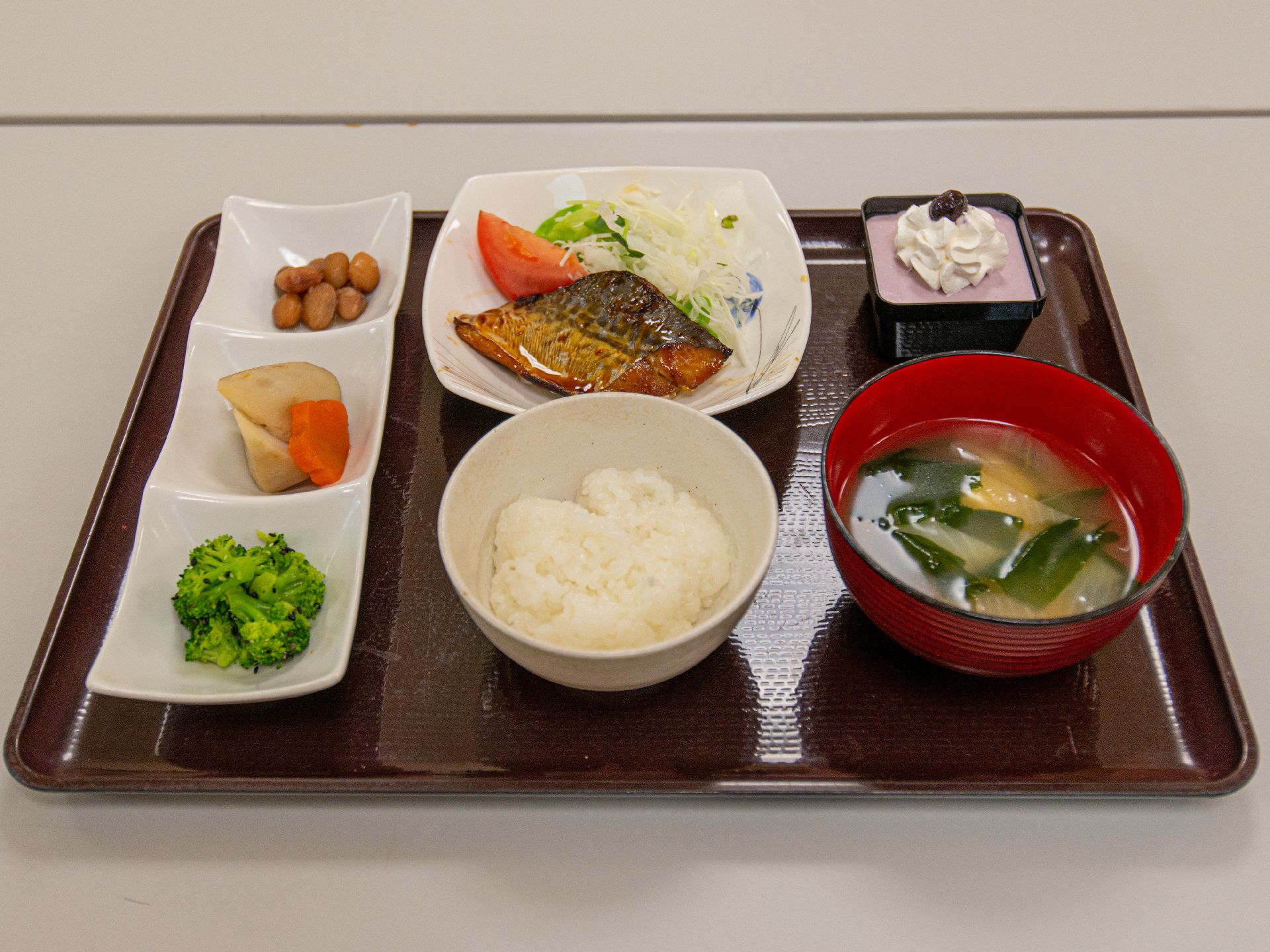 魚や野菜のおかずと、ご飯と味噌汁のセット