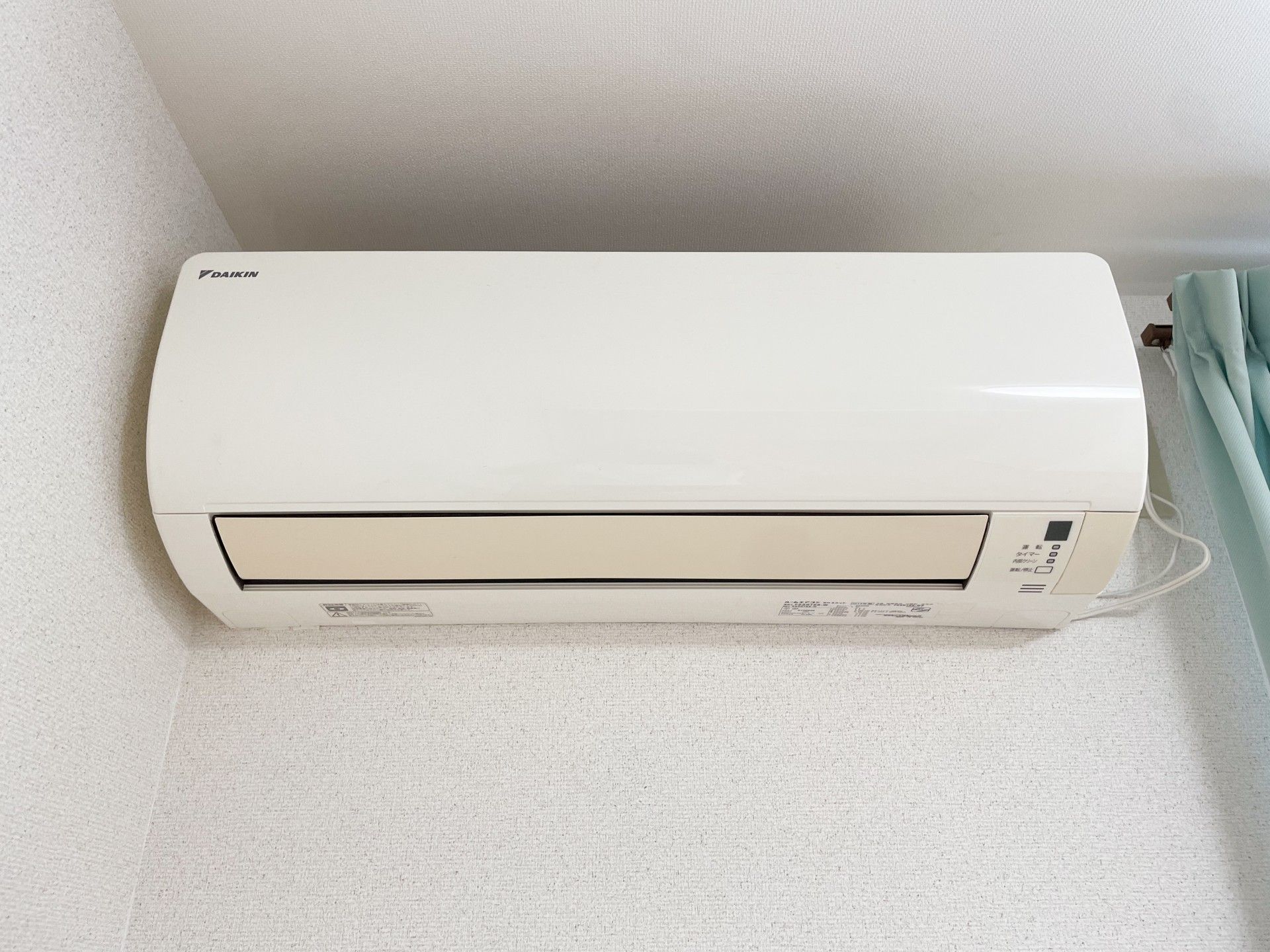 壁に設置された空調設備