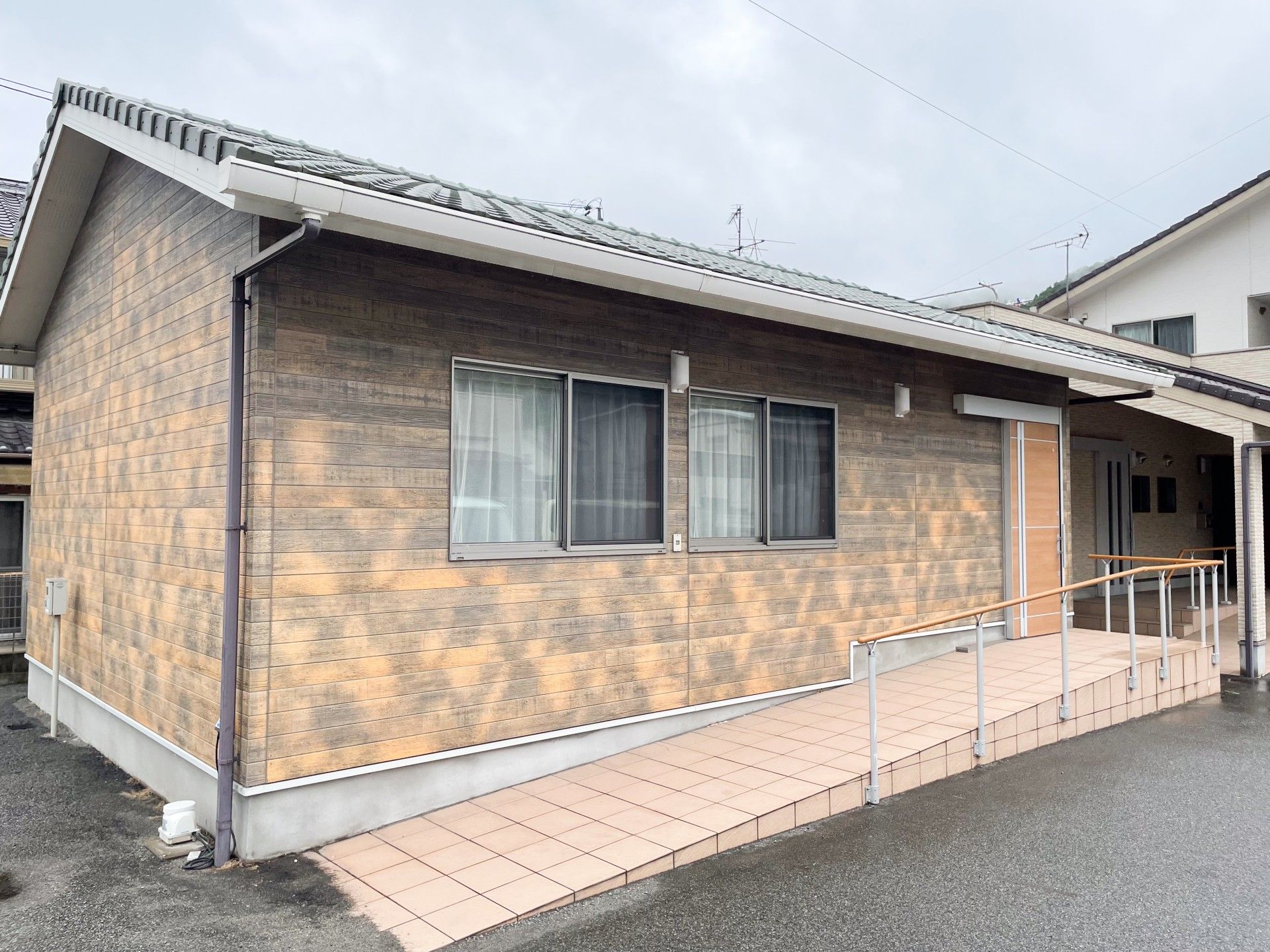 スロープ付きの建物外観