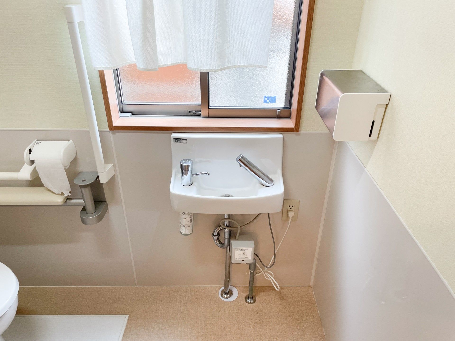 手洗い場と窓のある空間