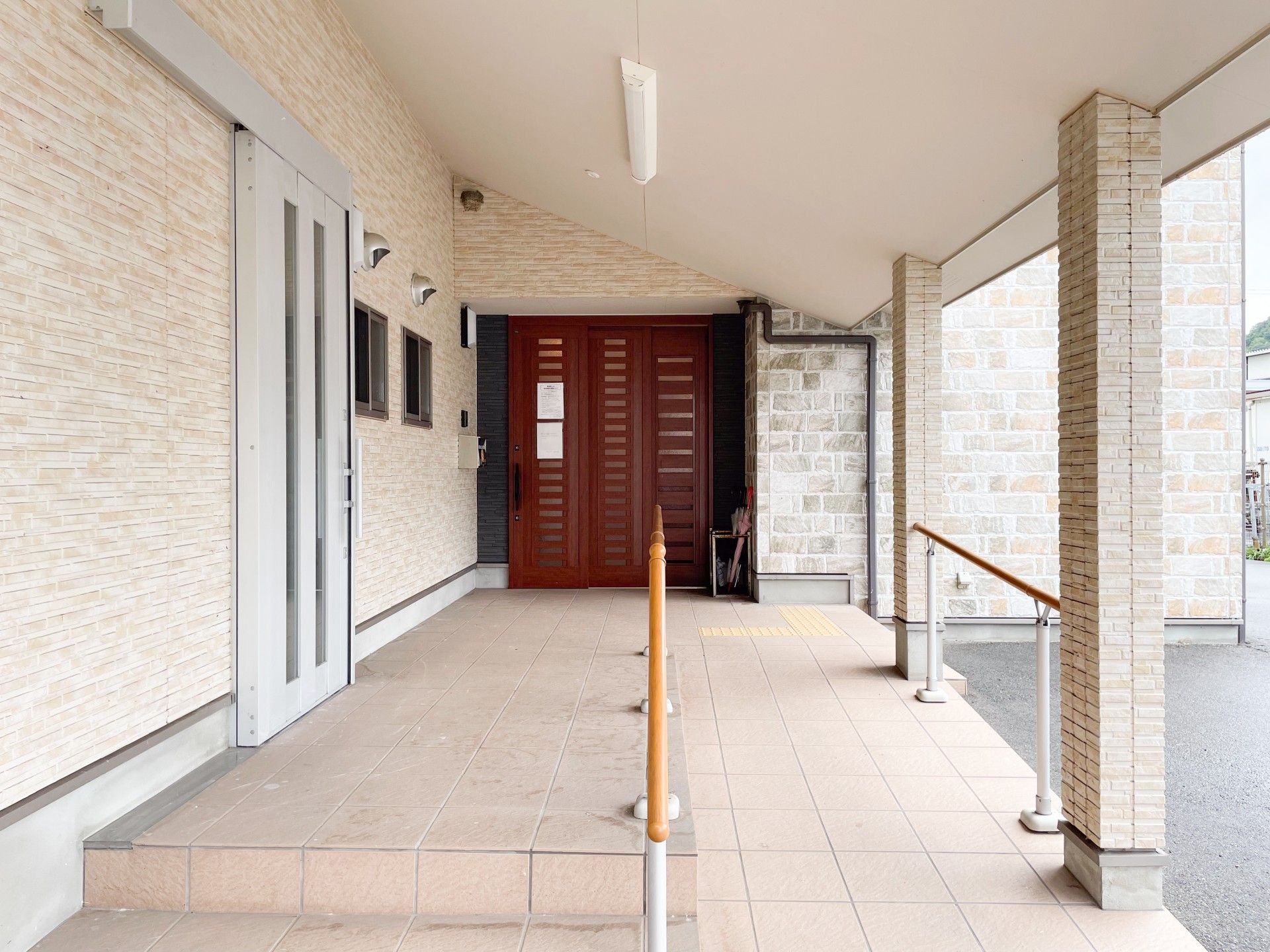 手すり付きの玄関