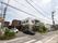 施設は落ち着いた雰囲気の建物である。２階建てになっており、駐車場が建物の前に設けられている。エントランスには、ひさしが設置されている。