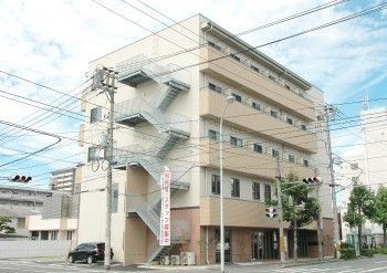 明るい外観の建物