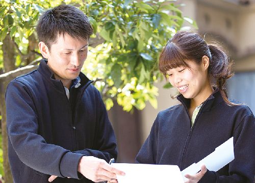 笑顔で資料を見る人々