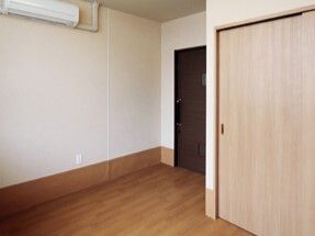 フローリングの部屋にはエアコンが付き、大きなクローゼットもあり、家具や家電は置かれていない。