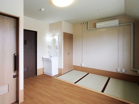 エアコン付きのフローリングの部屋には畳スペースや洗面所、トイレも付いている。